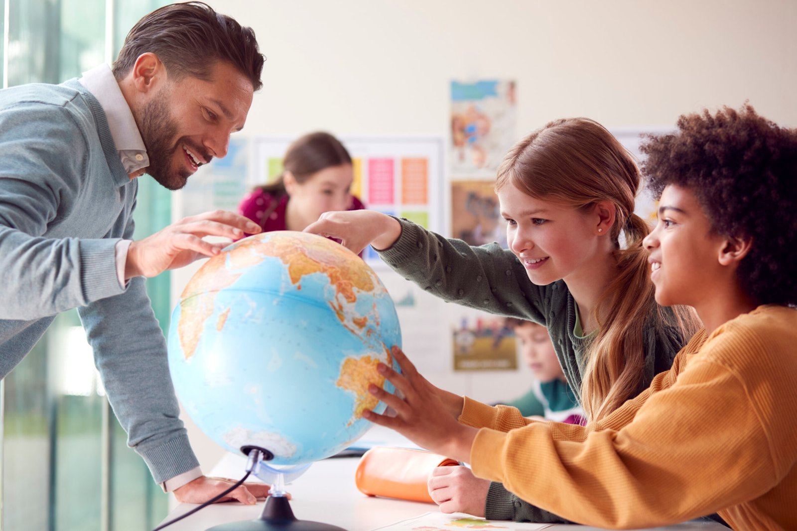 Descubre qué es la educación integral y cómo aplicarla para desarrollar mente, emociones y propósito en la vida personal y profesional.