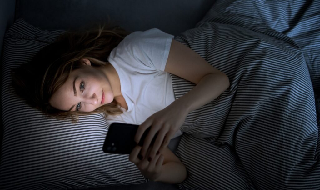 adicción a redes sociales y uso excesivo del celular antes de dormir