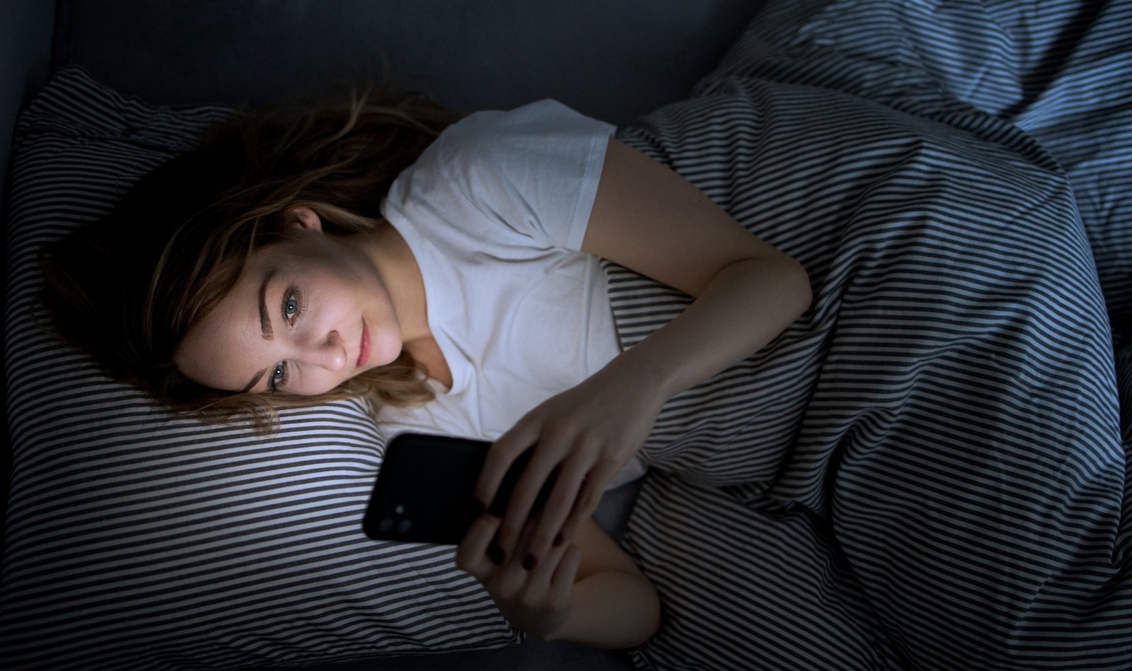 adicción a redes sociales y uso excesivo del celular antes de dormir