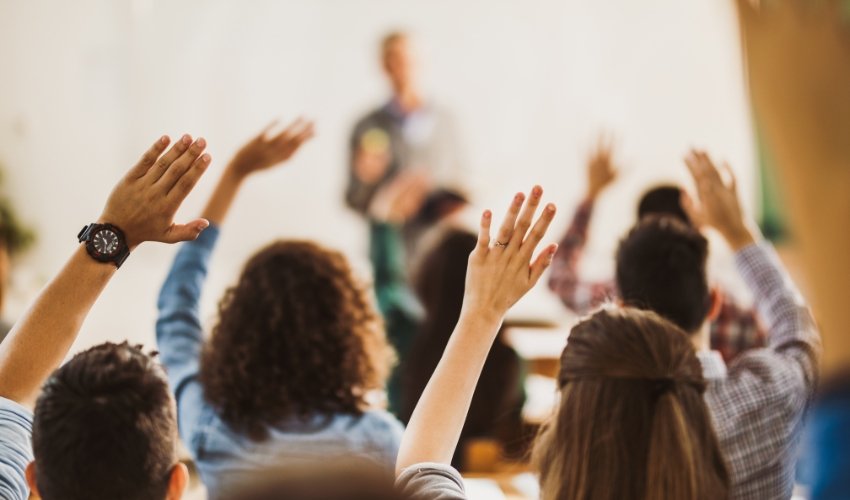 educación humanista que promueve participación y pensamiento crítico